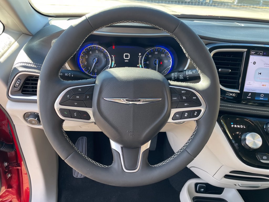 Used 2024 Chrysler Pacifica Touring-L AWD/4WD image 16