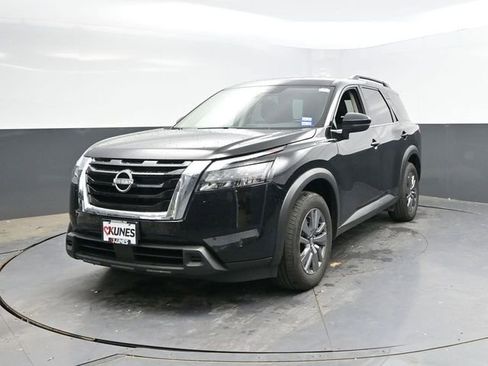 Used 2025 Nissan Pathfinder SV FWD image 8