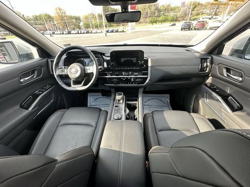 Used 2024 Nissan Pathfinder SL w/ Lighting Package (N92) image 13