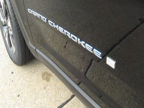 Used 2023 Jeep Grand Cherokee 4WD 4xe image 10