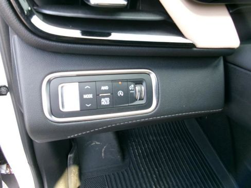 Used 2025 Buick Enclave Preferred AWD/4WD image 17