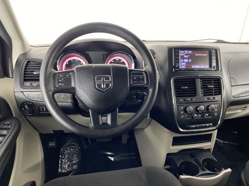 Used 2018 Dodge Grand Caravan SE w/ UConnect Hands-Free Group image 17