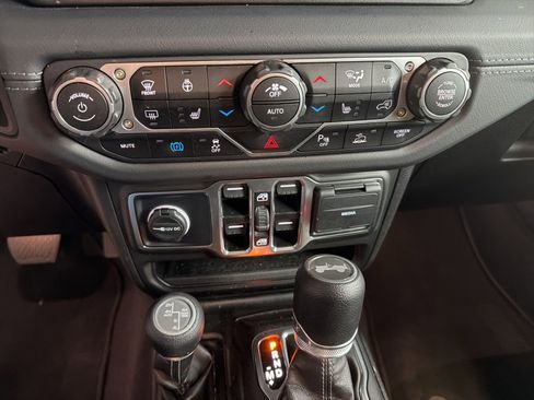 Used 2025 Jeep Wrangler Unlimited Sahara w/ Safety Group AWD/4WD image 25
