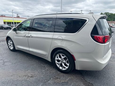 Used 2020 Chrysler Pacifica Limited FWD image 3