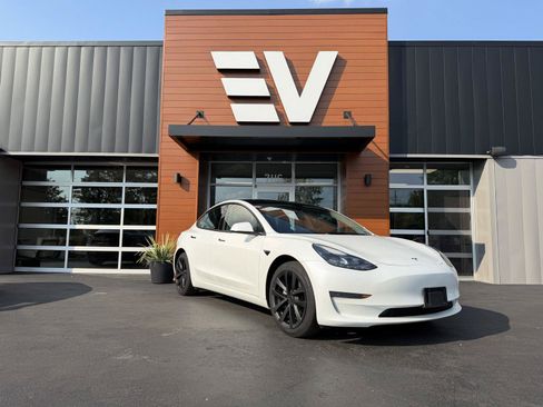 Used 2023 Tesla Model 3 Standard Range RWD image 2