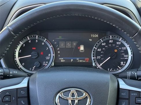 Certified 2024 Toyota Highlander XLE image 17