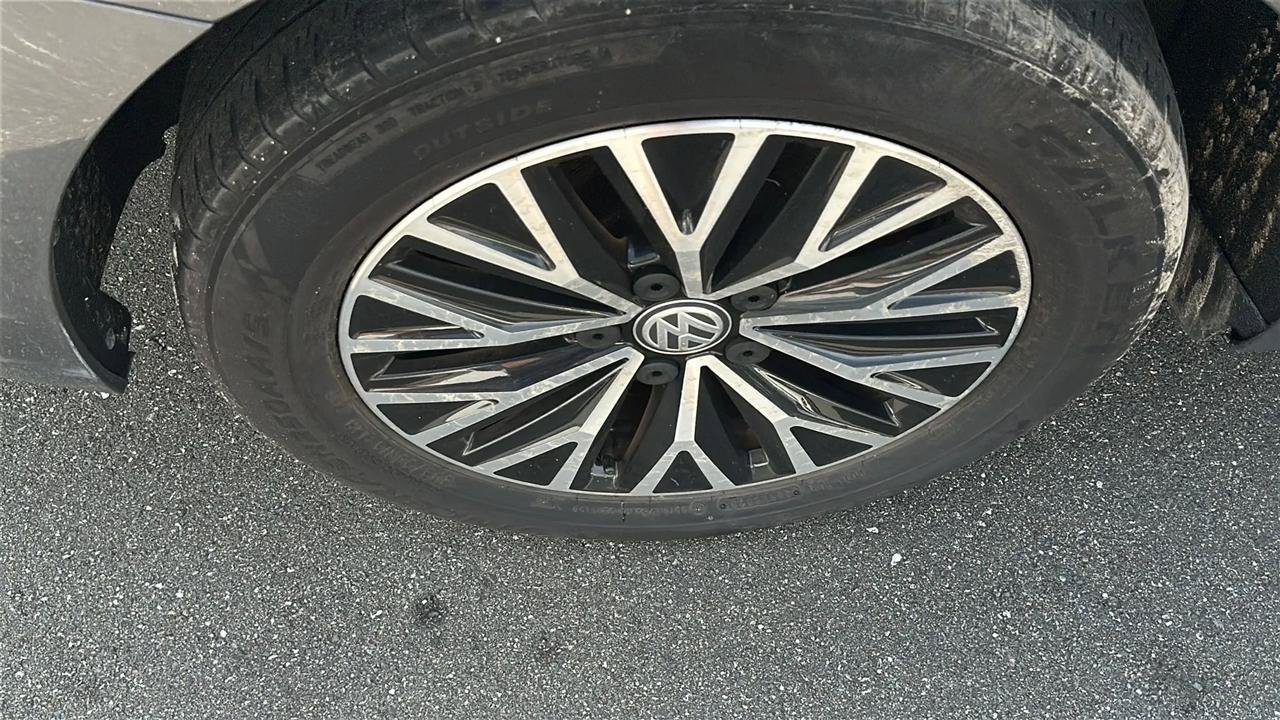 Used 2021 Volkswagen Jetta SE w/ SE Cold Weather Package FWD image 16