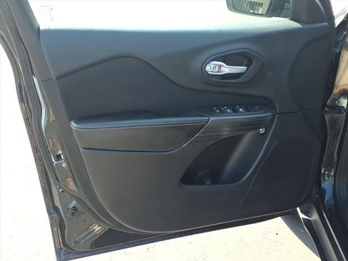 Used 2016 Jeep Cherokee Sport FWD image 18