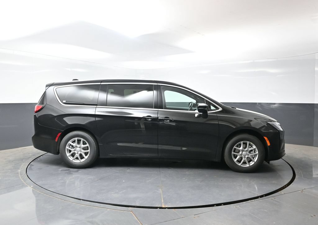 New 2027 Chrysler Pacifica Select w/ Family Tech Group FWD image 2