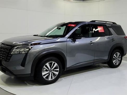 Certified 2026 Nissan Pathfinder SL FWD image 3