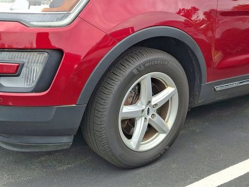 Used 2017 Ford Explorer XLT w/ Equipment Group 202A AWD/4WD image 4