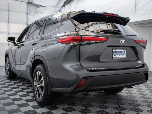 Used 2023 Toyota Highlander XLE AWD/4WD image 5