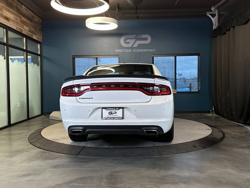 Used 2017 Dodge Charger SE w/ Power Sunroof Group image 4