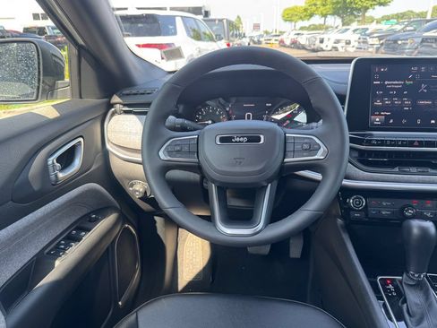 Used 2025 Jeep Compass Latitude AWD/4WD image 14