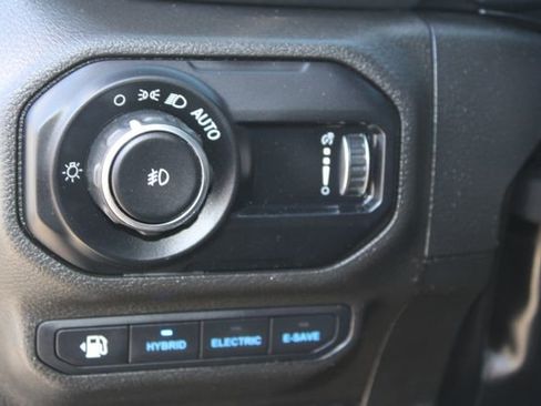 Used 2023 Jeep Wrangler Unlimited Sahara AWD/4WD image 13