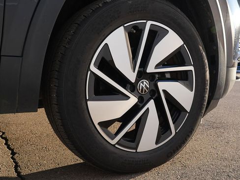 Used 2025 Volkswagen Atlas SE image 34