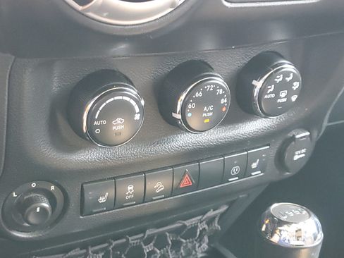 Used 2013 Jeep Wrangler Unlimited Sahara w/ Connectivity Group AWD/4WD image 14