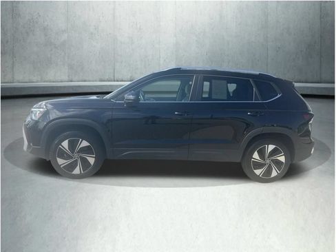 Used 2026 Volkswagen Taos SE w/ Panoramic Sunroof Package AWD/4WD image 2
