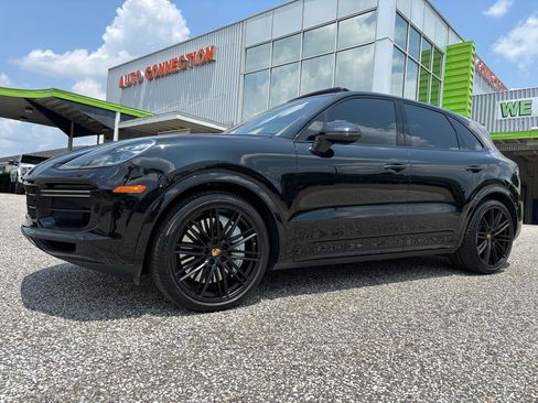 Used 2023 Porsche Cayenne Turbo AWD/4WD image 2