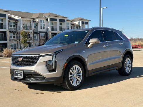Certified 2024 Cadillac XT4 Luxury w/ Cold Weather Package image 2
