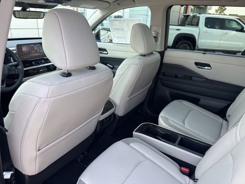 New 2026 Nissan Pathfinder SL w/ SL Premium Package FWD image 14
