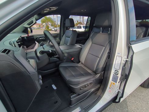 Used 2025 Chevrolet Suburban Z71 AWD/4WD image 19