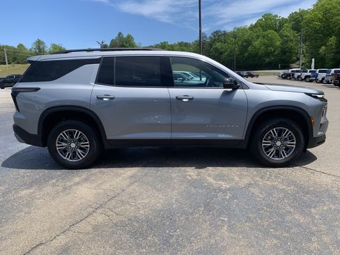 Used 2025 Chevrolet Traverse LT FWD image 10