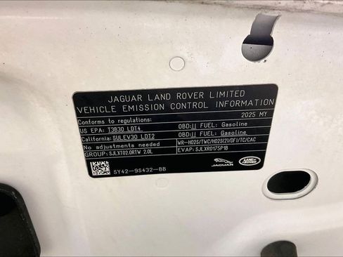 Used 2025 Land Rover Discovery S AWD/4WD image 32