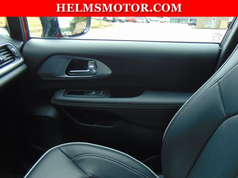 Certified 2025 Chrysler Pacifica Limited FWD image 33