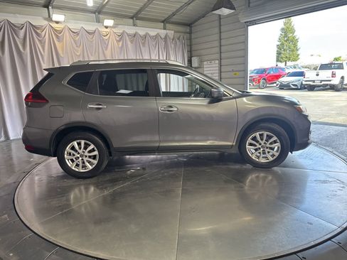 Used 2019 Nissan Rogue SV image 4