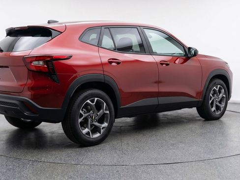 Used 2025 Chevrolet Trax LT FWD image 9