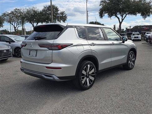 Used 2025 Mitsubishi Outlander SE image 8