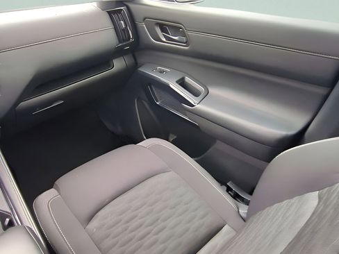Used 2025 Nissan Pathfinder SV FWD image 12