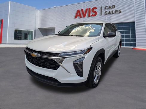 Used 2025 Chevrolet Trax LS FWD image 1