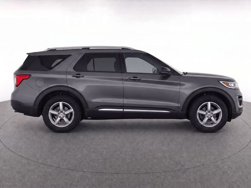 Used 2016 Ford Explorer XLT w/ Equipment Group 202A AWD/4WD image 9