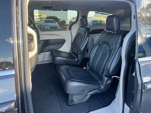 Used 2022 Chrysler Pacifica Touring-L FWD image 13