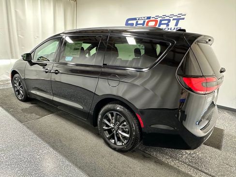 New 2025 Chrysler Pacifica Select w/ Fav Edition Package image 4