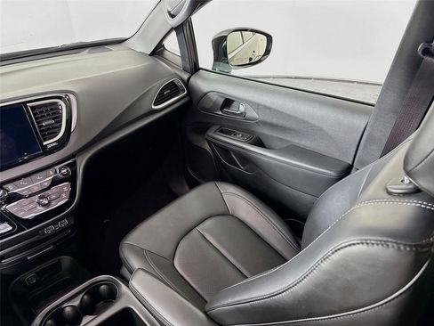 Used 2025 Chrysler Pacifica Select image 24