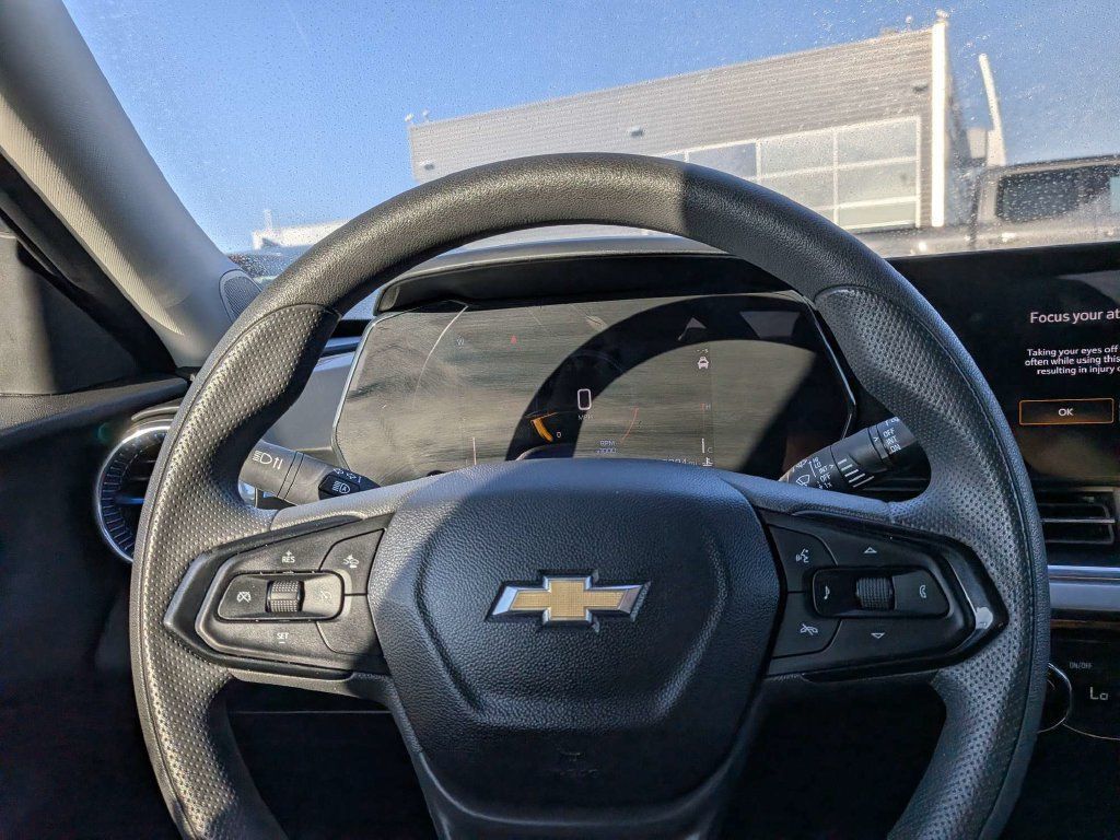 Used 2025 Chevrolet Trax LT FWD image 21