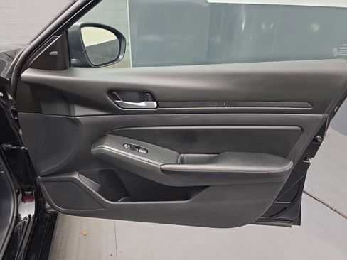 Used 2024 Nissan Altima 2.5 SV FWD image 43