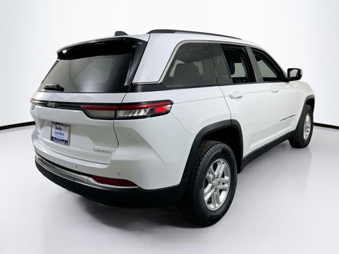 Used 2023 Jeep Grand Cherokee Laredo image 5