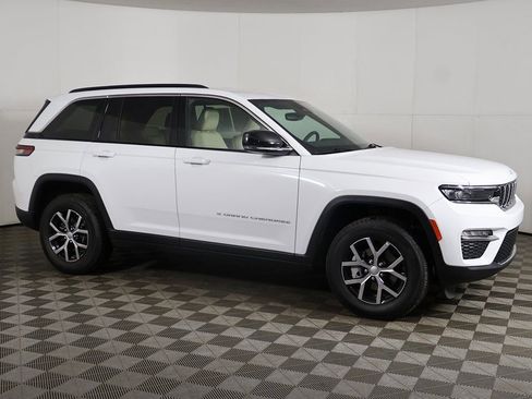 Used 2024 Jeep Grand Cherokee Limited AWD/4WD image 15