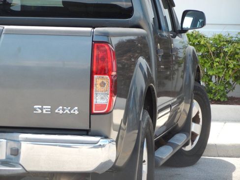 Used 2009 Nissan Frontier SE w/ SE Value Truck Pkg AWD/4WD image 18