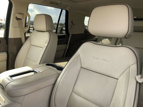 Used 2021 GMC Yukon Denali w/ Denali Premium Package image 14