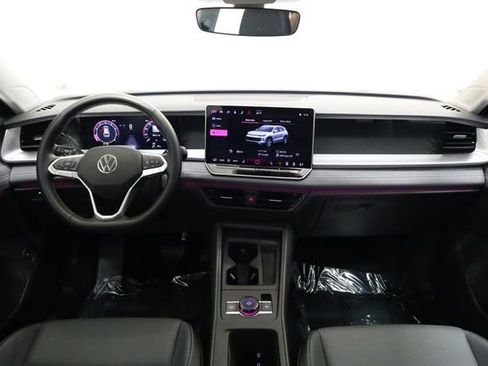 Used 2025 Volkswagen Tiguan SE FWD image 16