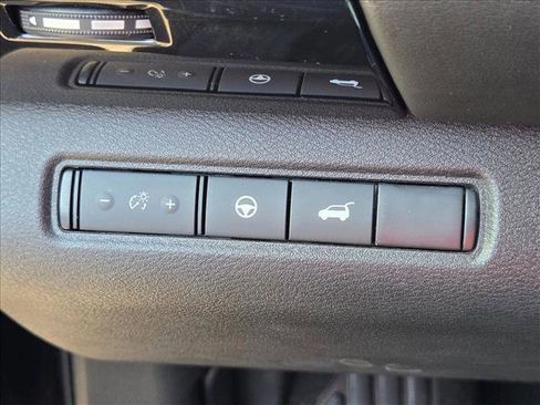 Used 2025 Nissan Pathfinder SV FWD image 16