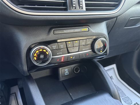 Used 2022 Ford Escape SE w/ SE Sport Appearance Package image 18