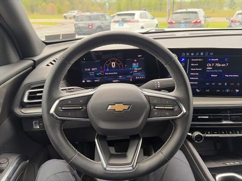 Used 2025 Chevrolet Traverse LT AWD/4WD image 12