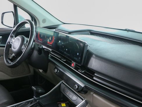 Used 2025 Kia Carnival FWD image 26