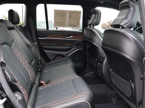 Used 2025 Jeep Grand Cherokee Summit w/ Obsidian Package AWD/4WD image 27